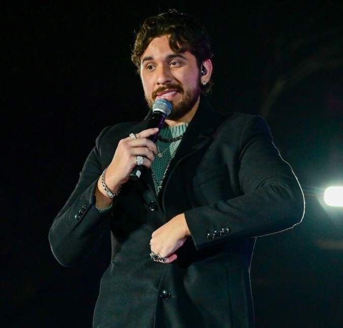 Gustavo Mioto ajuda casal em reconciliação no palco durante o próprio show