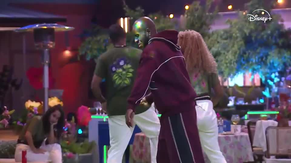 Inimigos do fim! JP e Mari lançam passinho, e Vini agita com dança solo na festa | Casa do Patrão