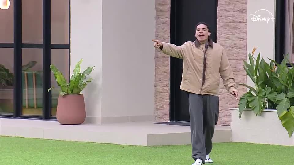 Vivão encena briga com moradores da Casa do Patrão