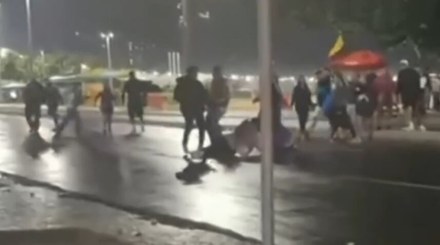 Turistas argentinos trocam socos e chutes no meio da rua em Copacabana, no Rio