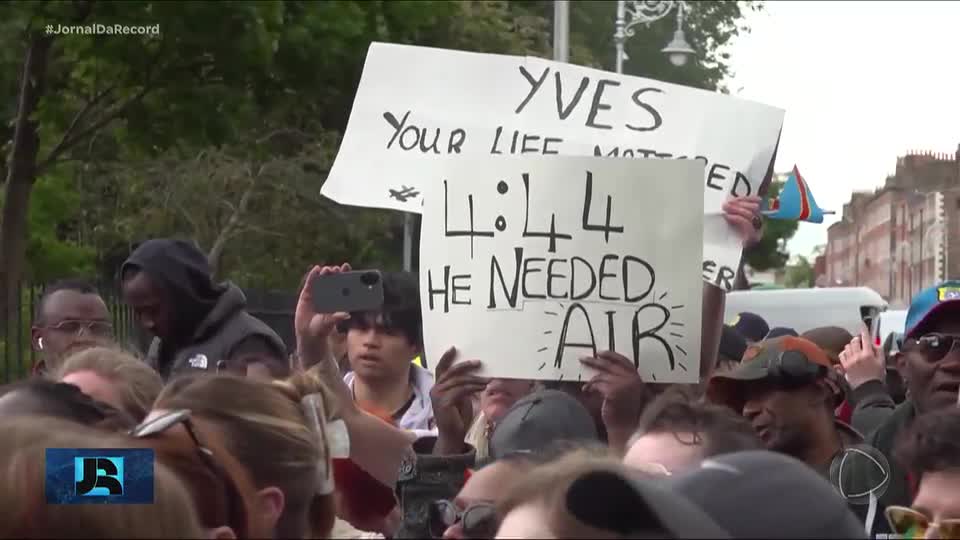 Multidão protesta em frente ao parlamento da Irlanda depois da morte de um imigrante