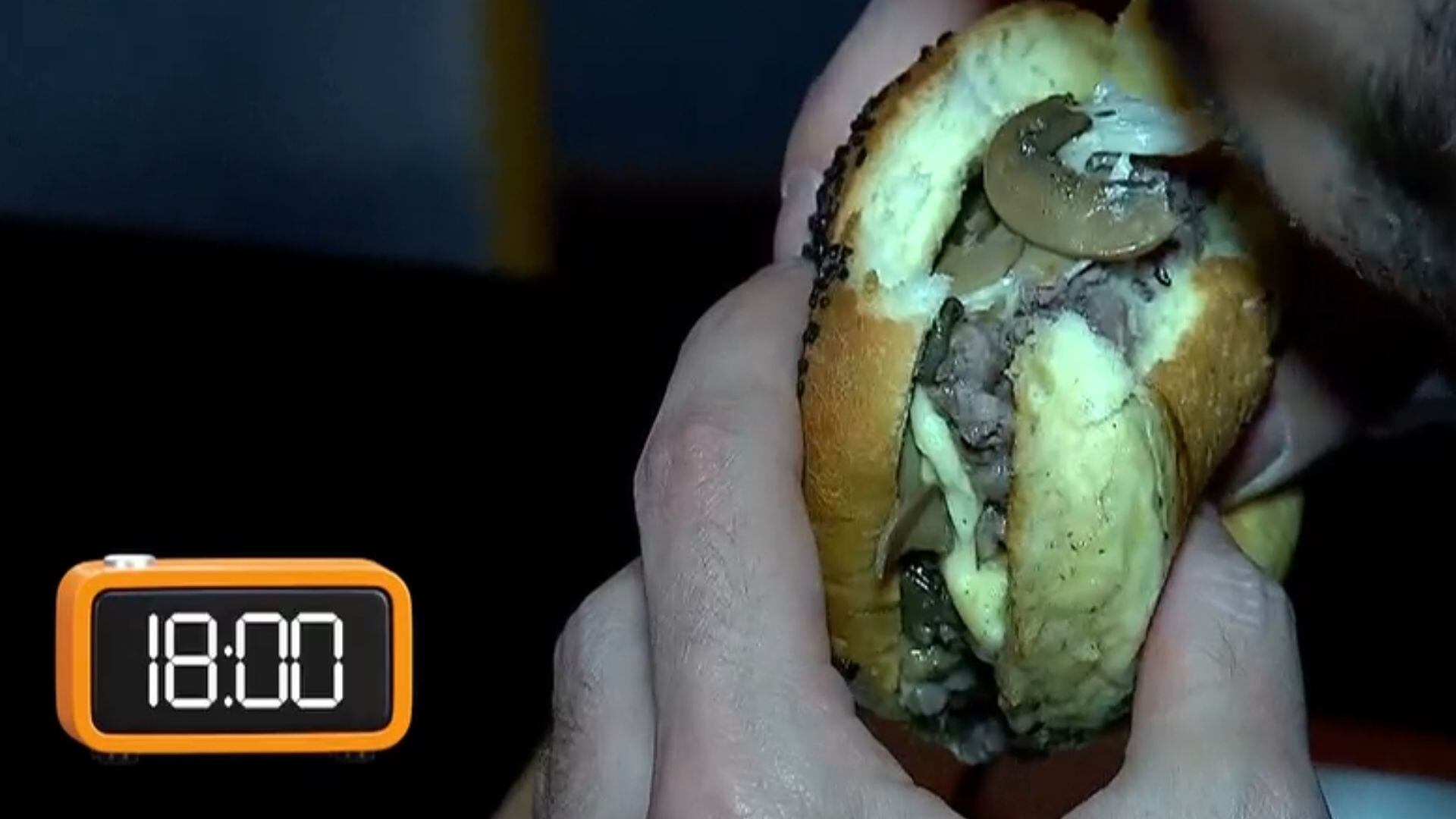 'Seu corpo é uma bomba-relógio': entenda os riscos de comer em excesso durante a noite