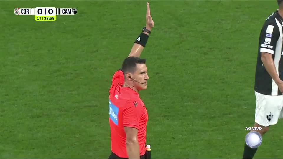 Não valeu! Tomás Cuello empurra para o gol vazio, mas é pego impedido