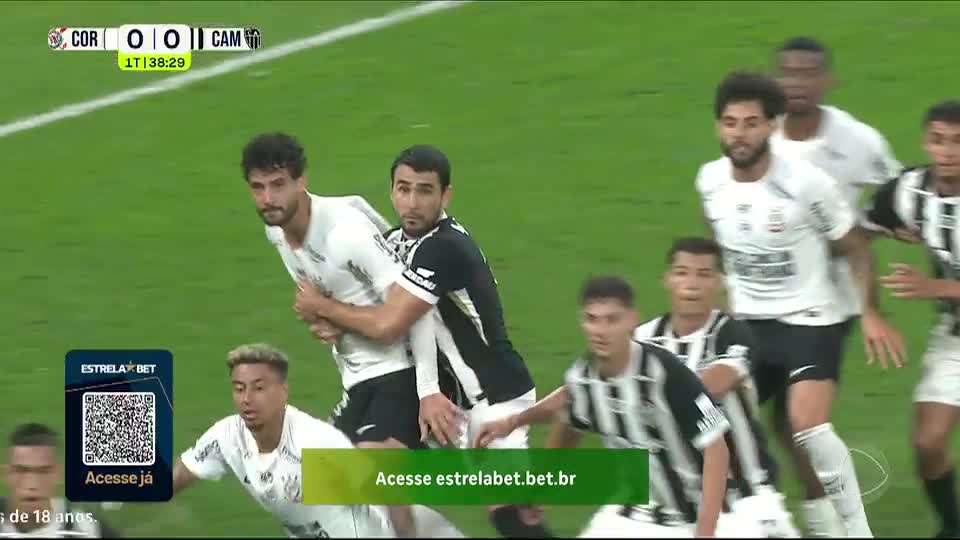 Gustavo Henrique cai na área e Corinthians pede pênalti, mas Rafael Klein manda seguir