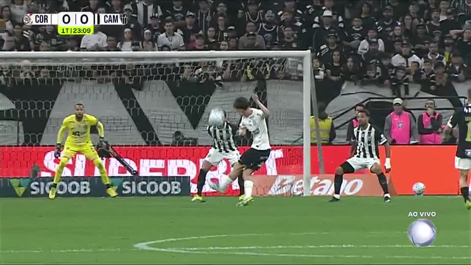 Breno Bidon tenta chute colocado de fora da área e quase surpreende Éverson