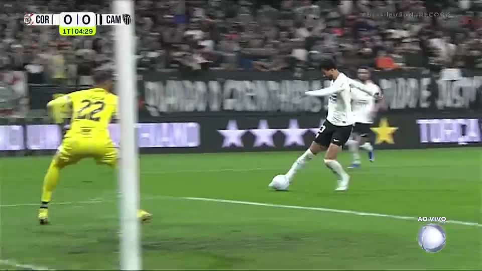 Yuri Alberto dá passe genial para Gustavo Henrique e zagueiro quase abre o placar em Itaquera