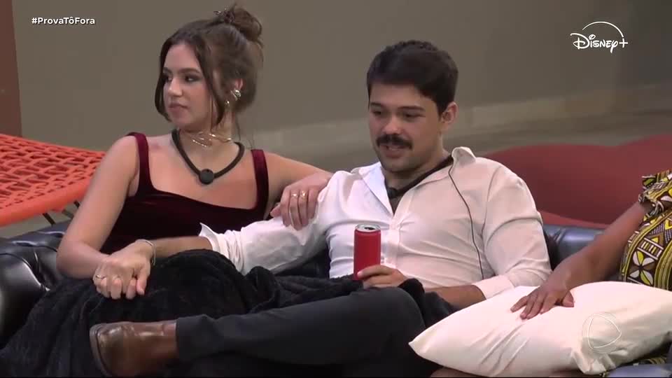 Matheus e Bianca são flagrados de mãos dadas na festa | Casa do Patrão