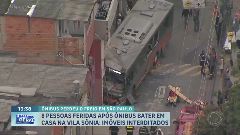 Ônibus perde freio, atinge casa e deixa feridos na zona oeste de São Paulo