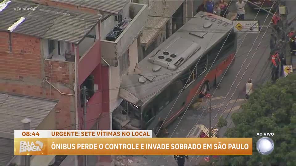 Ônibus perde controle, invade casa e deixa feridos em São Paulo