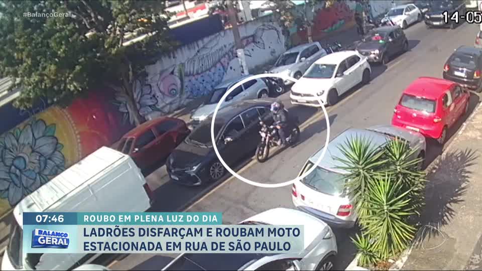 Criminosos roubam moto estacionada na zona oeste de São Paulo