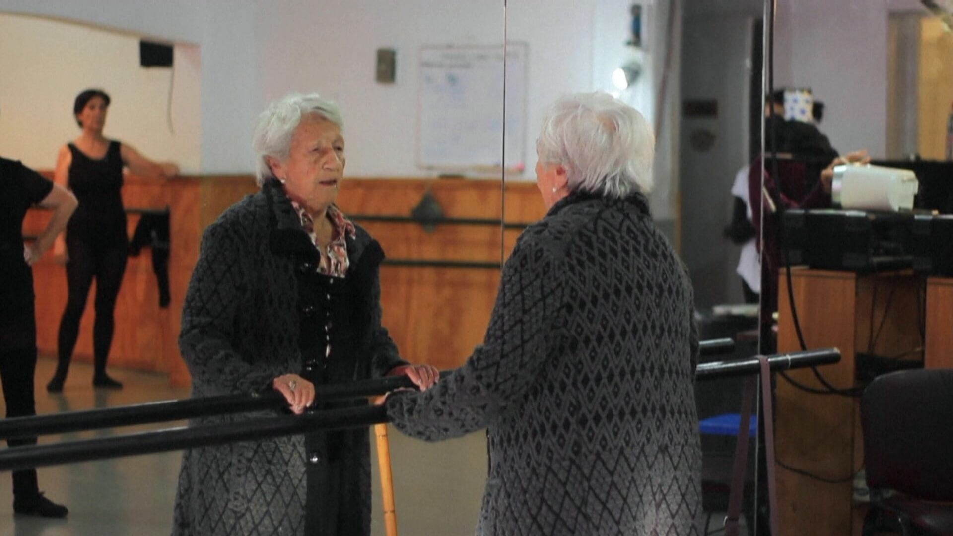 Aos 100 anos, bailarina chilena continua dando aulas