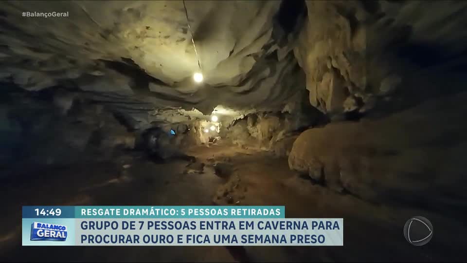 Equipes resgatam cinco de sete homens presos em caverna a mais de cem metros de profundidade no Laos