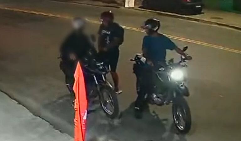 VÍDEO: Homem tem moto roubada por dois bandidos em Realengo, zona oeste do Rio