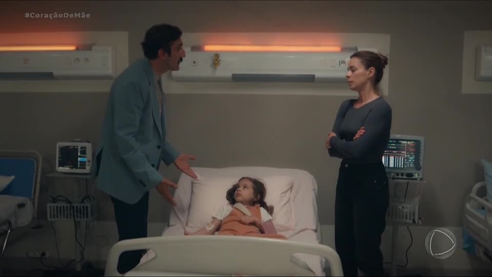 Reha e Karsu discutem no hospital depois de Selin se machucar na escola | Coração de Mãe