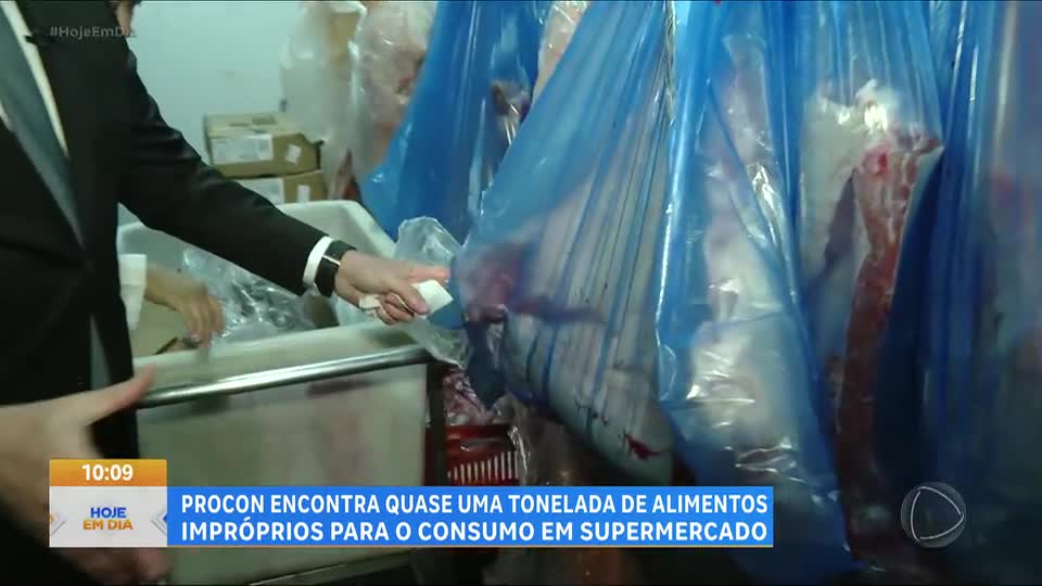 Patrulha do Consumidor: Supermercado é flagrado com quase uma tonelada de alimentos impróprios