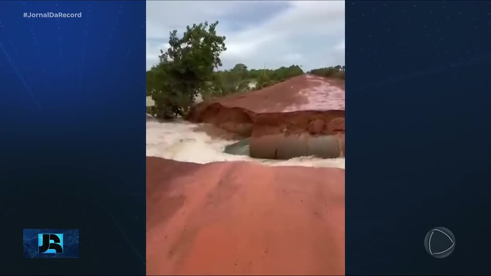 Chuva destrói trecho de estrada em Normandia (RR)