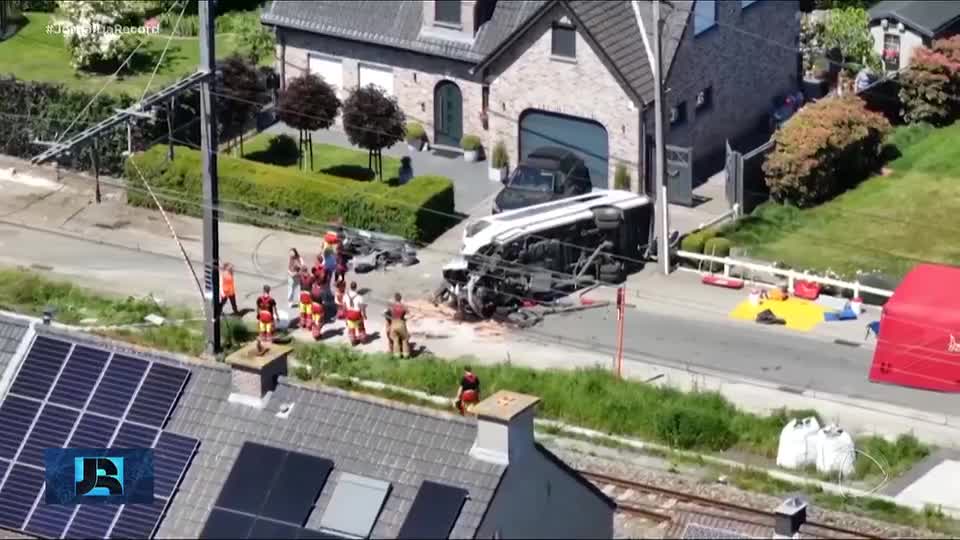 Colisão entre trem de alta velocidade e van escolar deixa ao menos quatro mortos na Bélgica