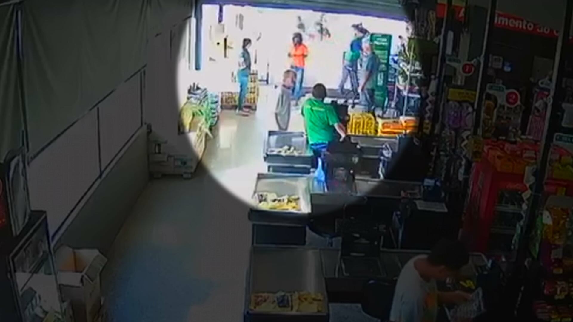 Homem é preso após atirar em atendente de mercado