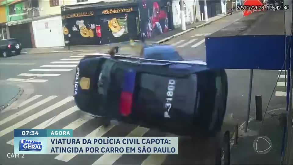 Viatura da Polícia Civil capota após ignorar sinalização em cruzamento da zona norte de São Paulo