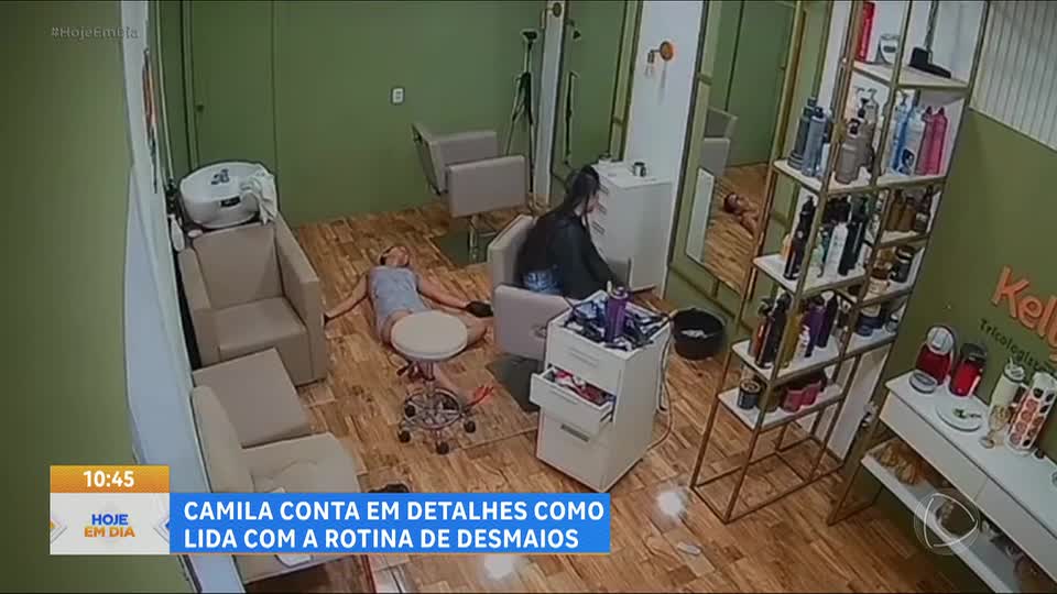 Cabeleireira viraliza após desmaiar cinco vezes em 30 minutos