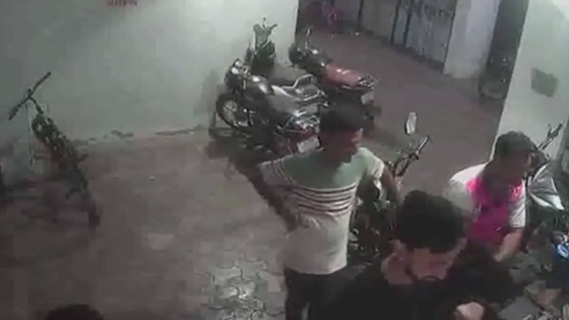 Homens são atingidos por teto de casa na Índia