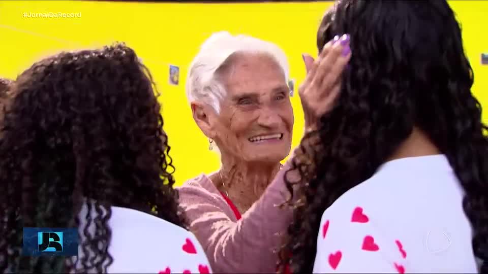 Mineira de quase 100 anos ganha festa do pijama com os sete filhos para celebrar aniversário
