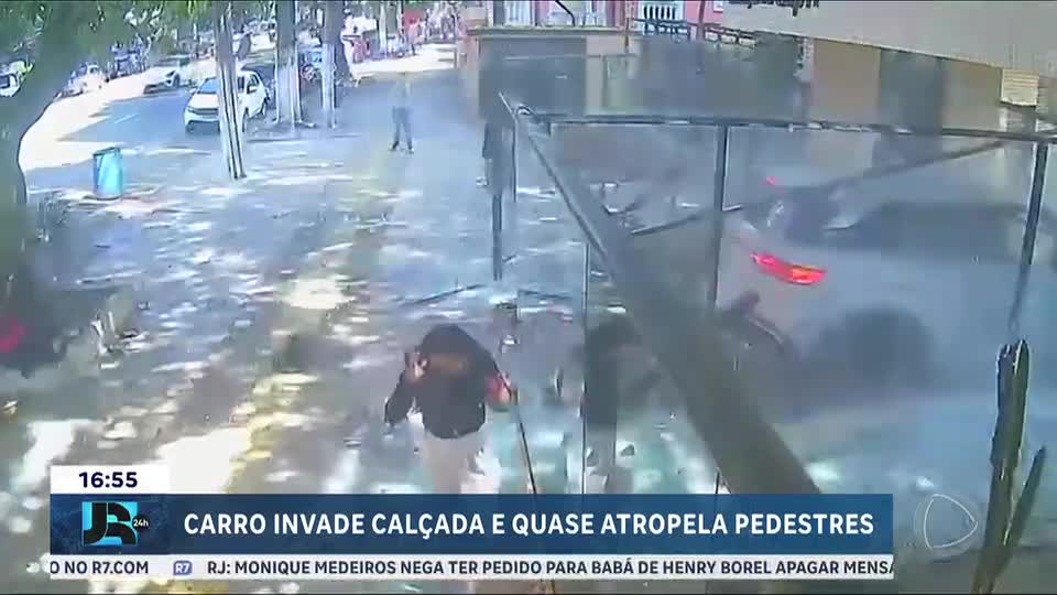 Carro desgovernado sobe em calçada e quase atropela pedestres em Belém (PA)