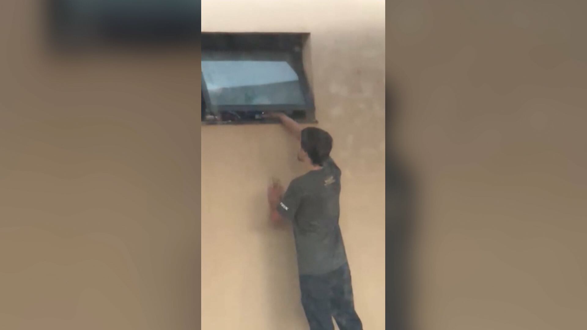 Homem é levado para a delegacia após gravar mulher no banho