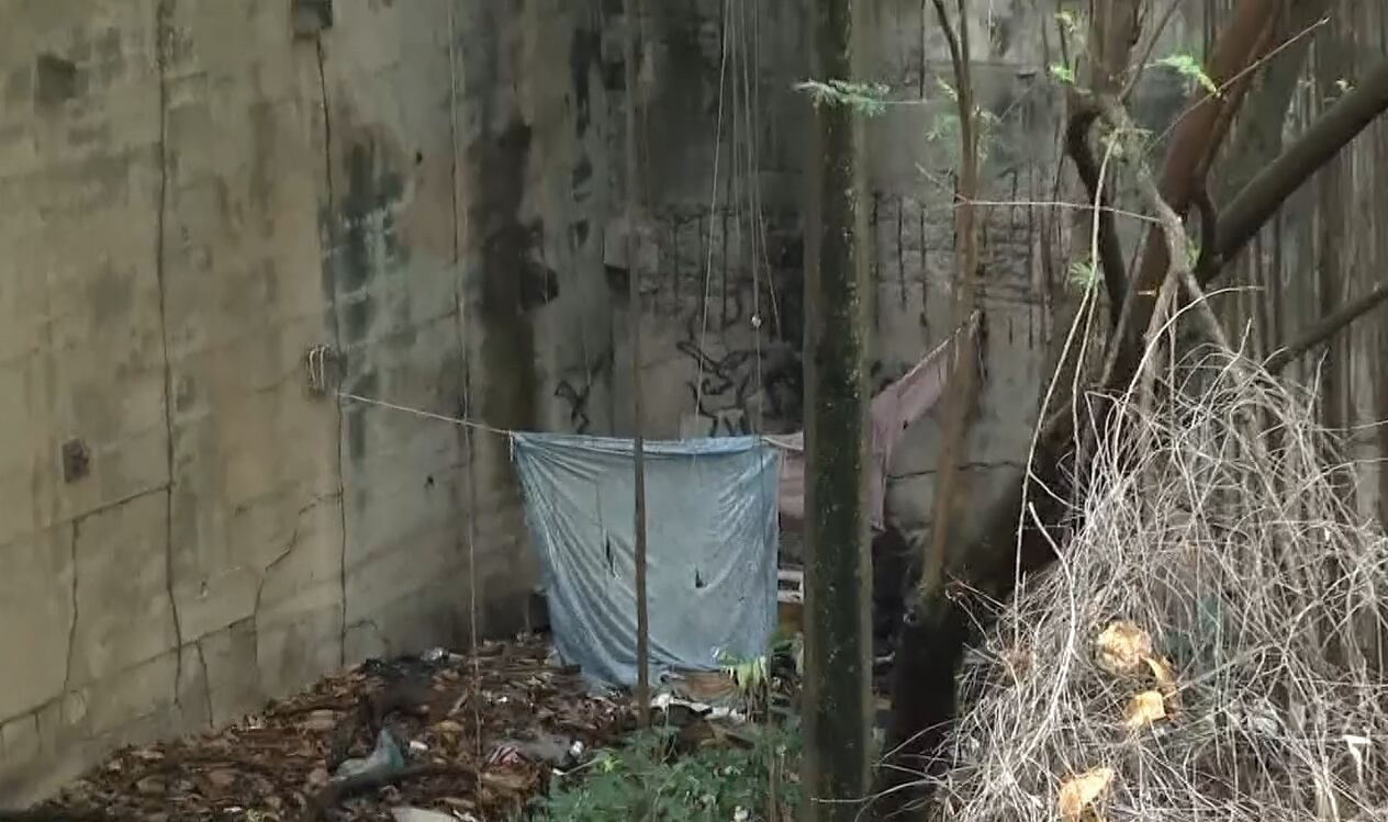 Usuários de drogas ocupam subsolo de prédio e levam tudo em Santa Teresa, no Rio