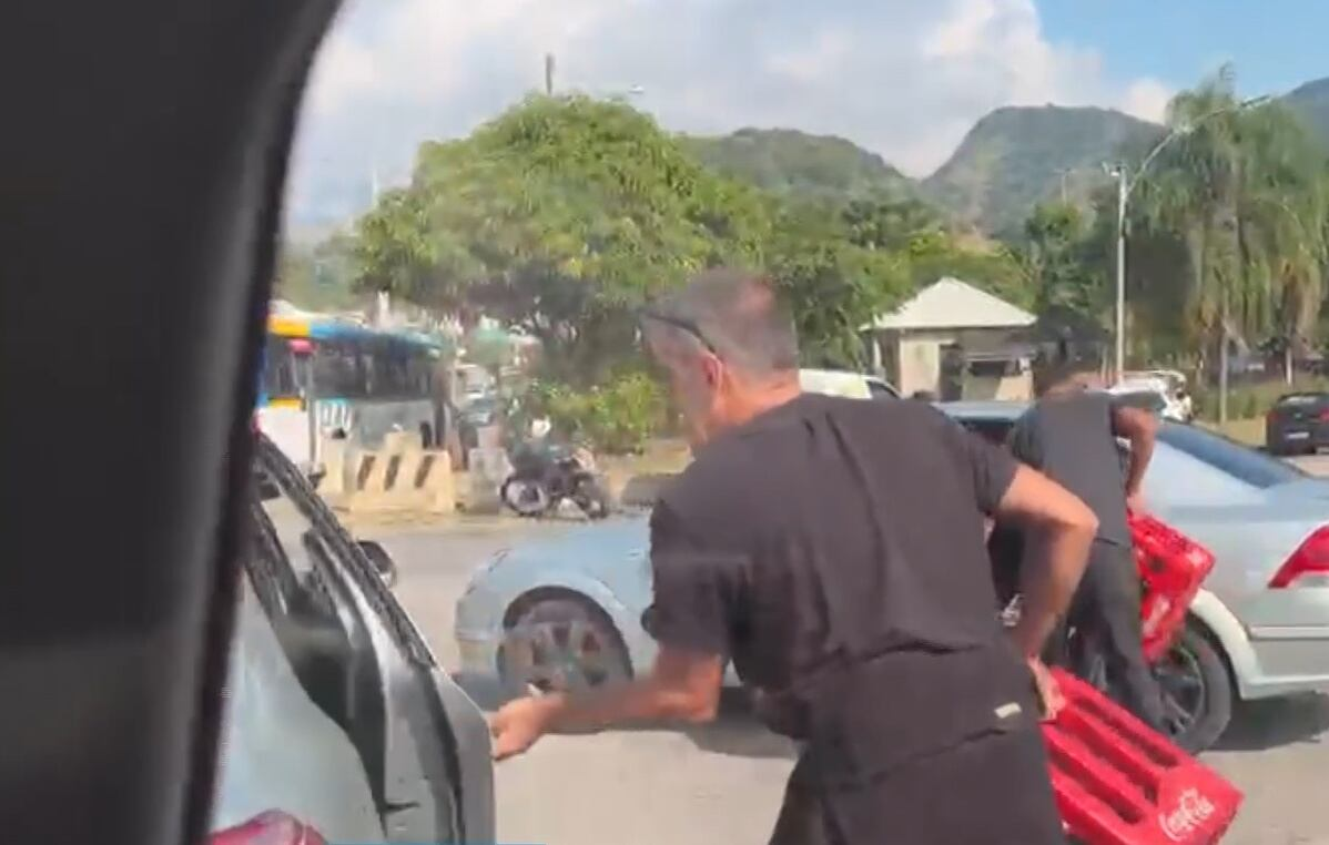 VÍDEO: caminhão de refrigerante é saqueado após acidente no Rio