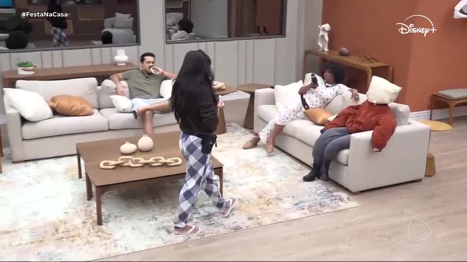 Bom dia debochado! Morena e Sheila trocam provocações logo pela manhã | Casa do Patrão