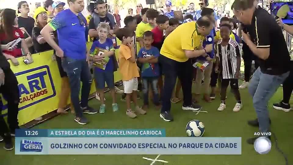 Evento no Parque da Cidade, em Brasília, reúne fãs de futebol e Marcelinho Carioca
