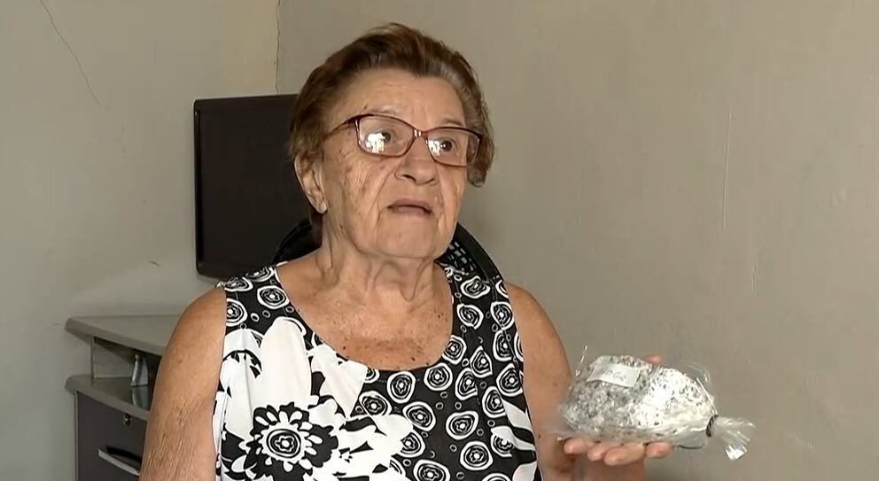 Moradores sofrem com explosões de obra que fazem 'chover pedra' em Duque de Caxias (RJ)