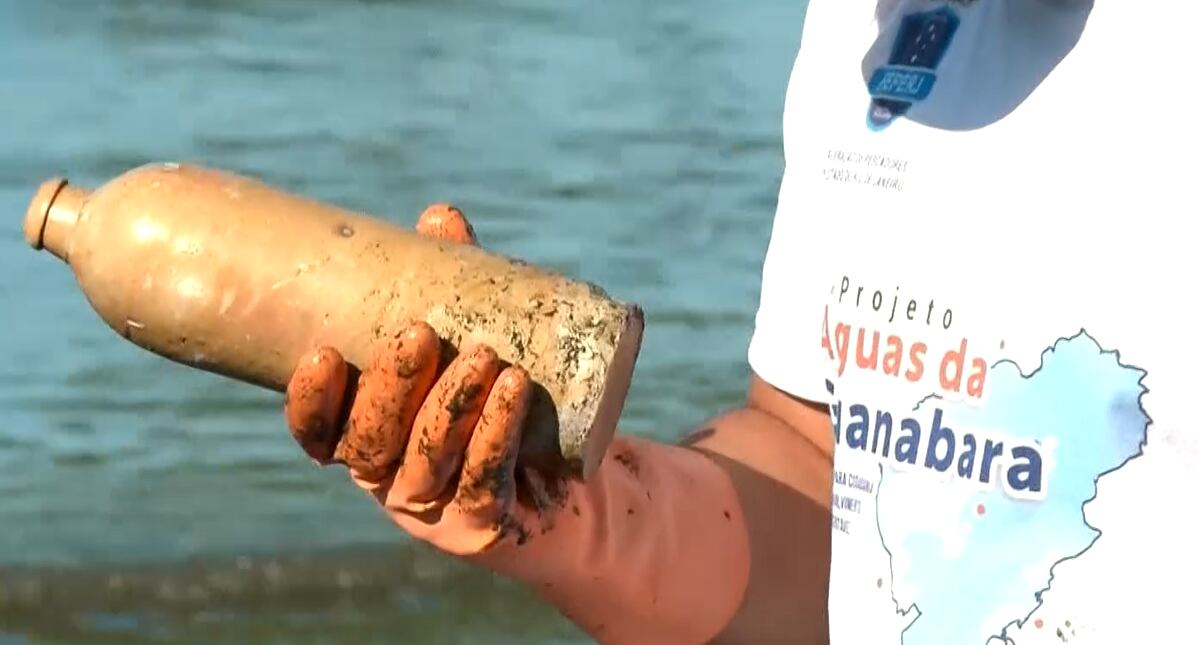 Pescadores recolhem lixo e resgatam relíquias do Império colonial em Magé (RJ)