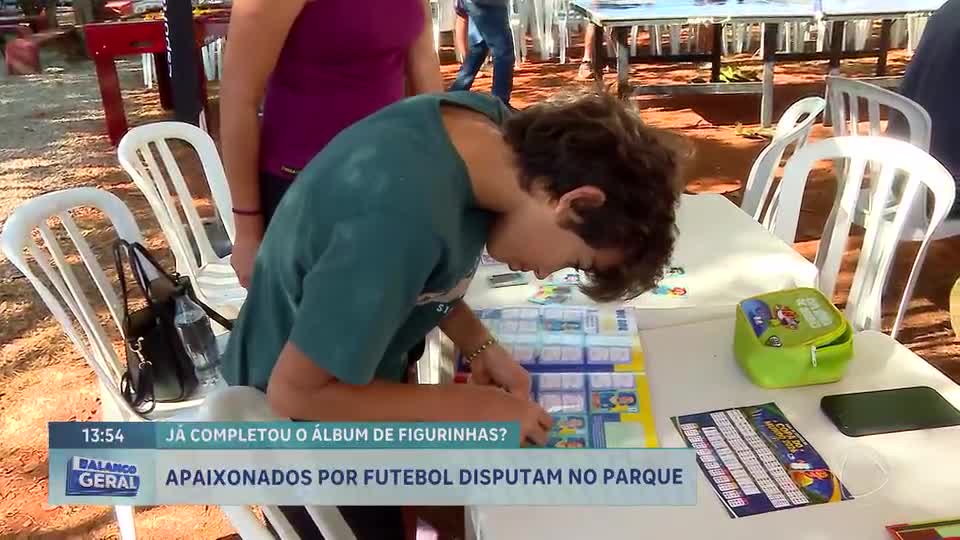Troca de figurinhas reúne famílias no Parque da Cidade, em Brasília