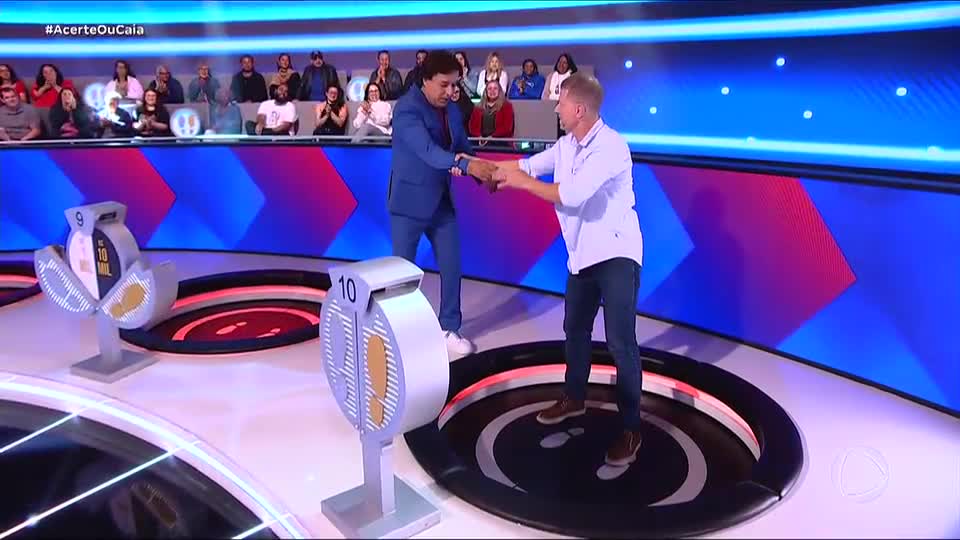 Quase leva o apresentador junto! Samuel Vettori cai no buraco depois de enfrentar Ellen Milgrau