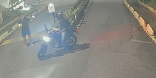 Jovem estudante é surpreendido por criminoso e tem celular roubado na porta de casa no Rio