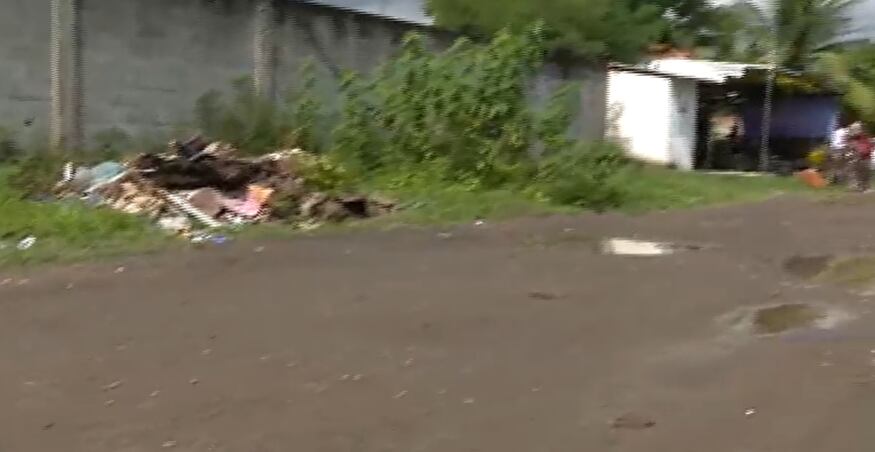 Rua sem asfalto vira lamaçal em dias de chuva e revolta moradores de Nova Iguaçu (RJ)