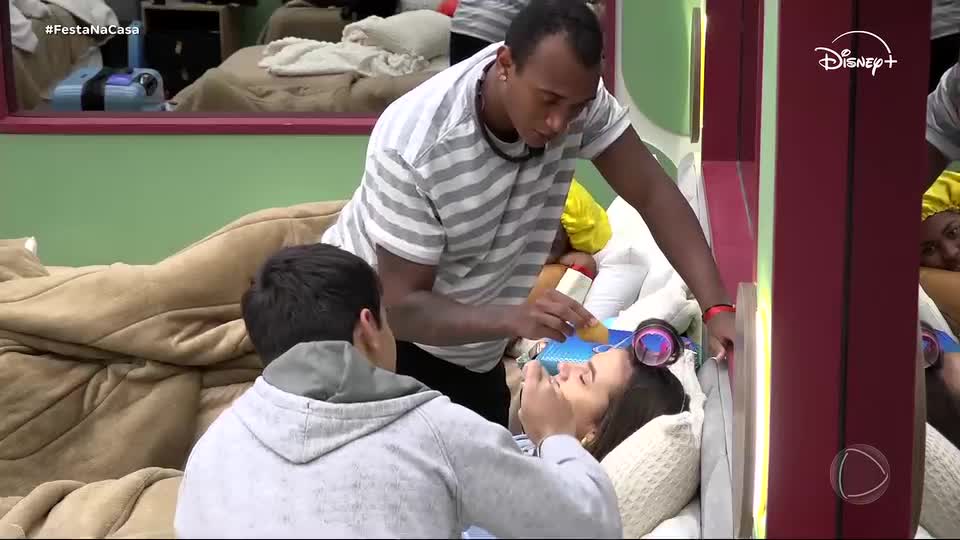 JP e Matheus fazem maquiagem em Bianca antes da festa | Casa do Patrão