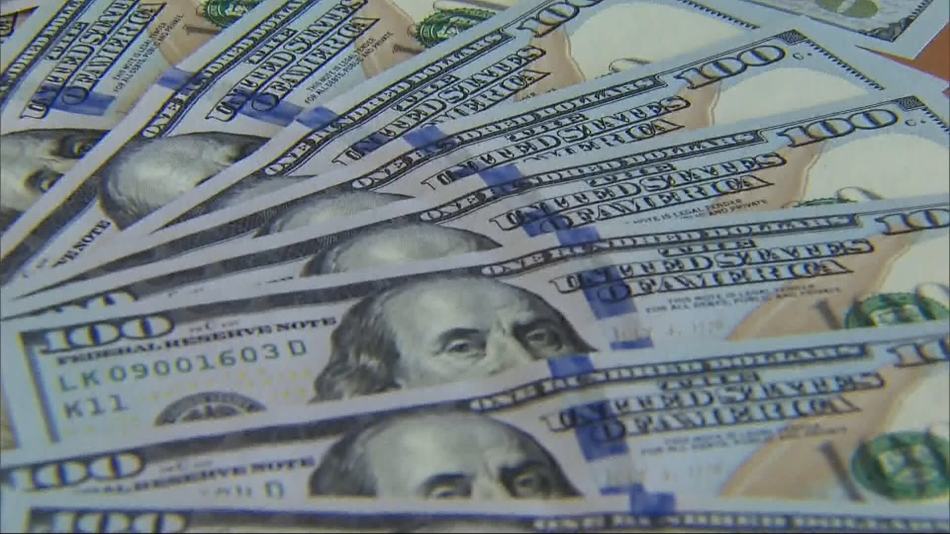 Dólar opera em queda em meio às tensões no Oriente Médio