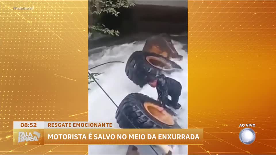Homem é resgatado após cair com escavadeira em rio na China