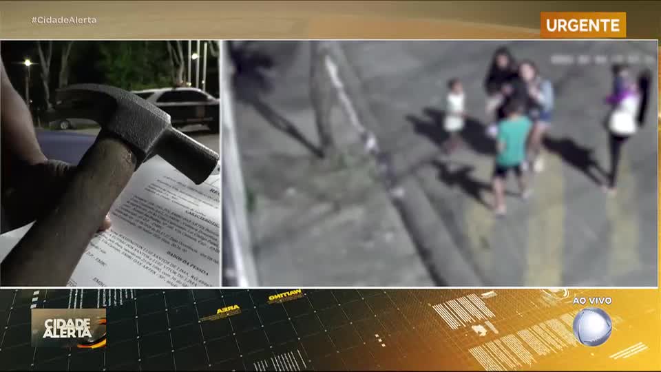 Homem é preso depois de ser flagrado tentando atacar ex-esposa com martelo na rua