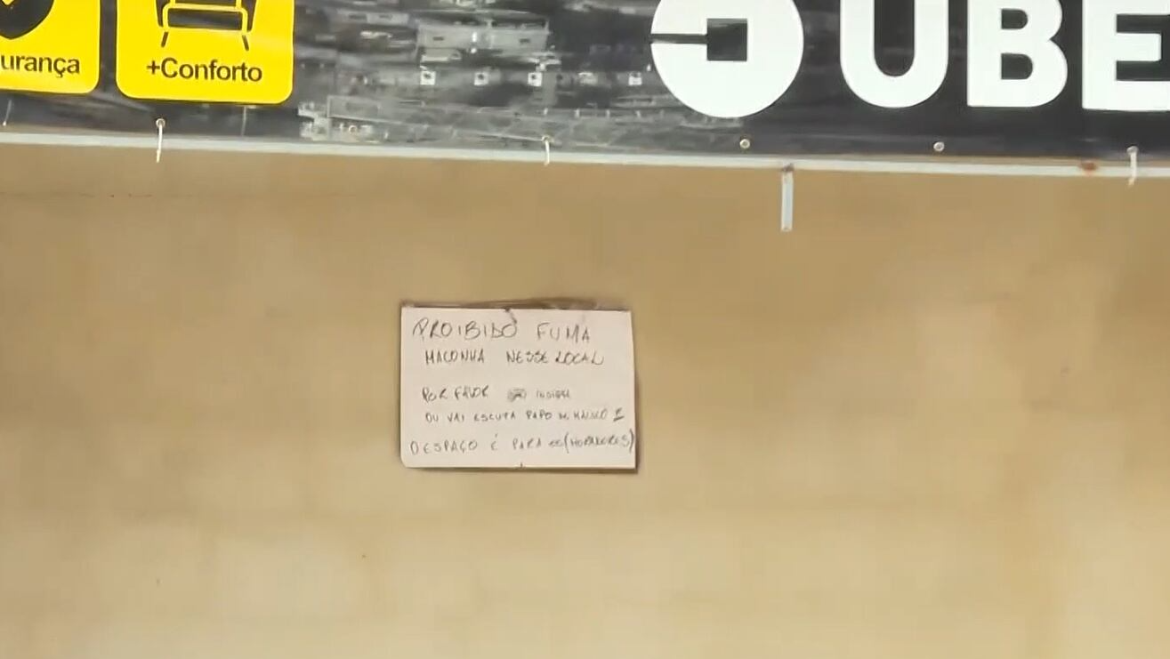 Ponto de veículos que promove corridas na Maré tem cartaz com proibição de fumar maconha
