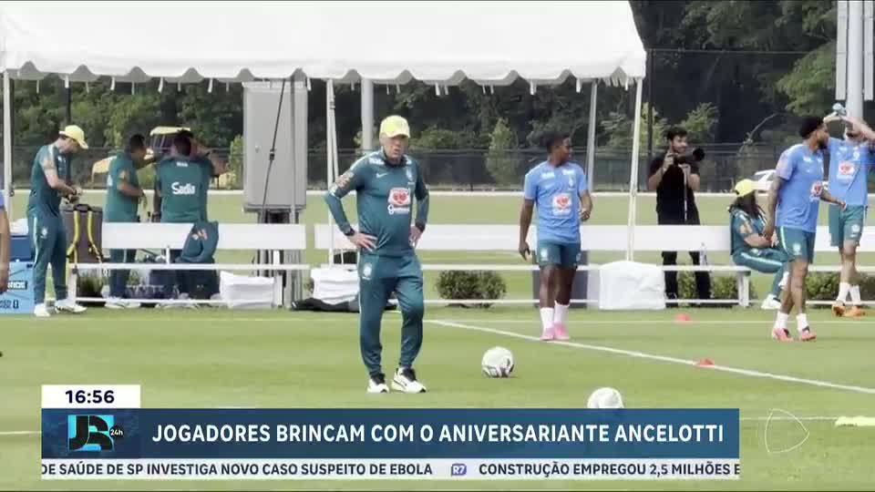 Aniversariante Carlo Ancelotti passa por trote dos jogadores da seleção