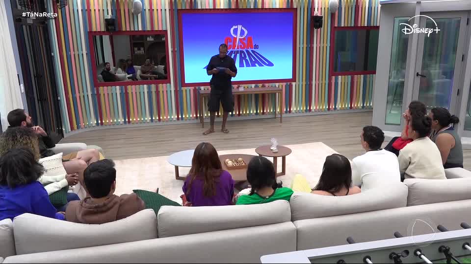 JP recebe carta enviada pela família e se emociona | Casa do Patrão