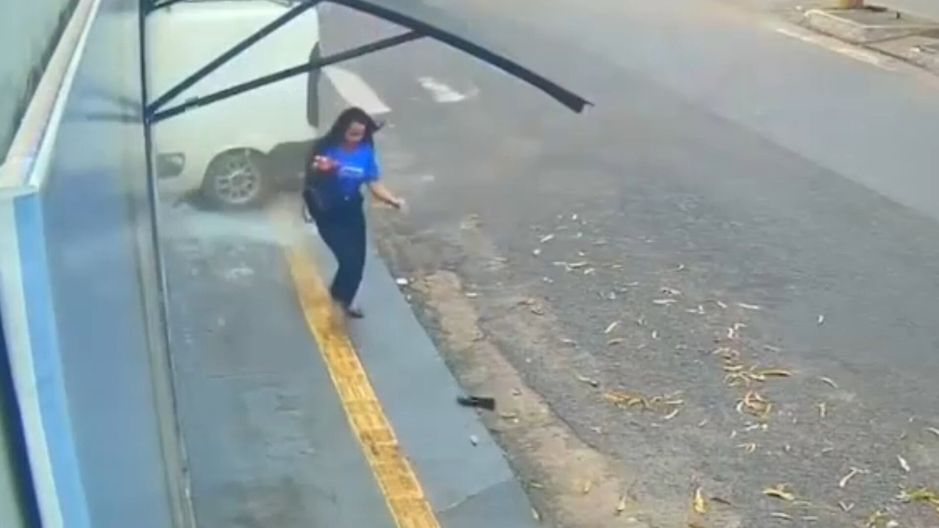 Vídeo: carro é atingido por outro veículo, invade loja e quase atropela mulher