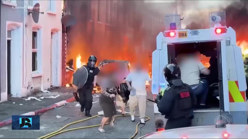 Irlanda do Norte reforça segurança e enfrenta protestos violentos anti-imigração pela segunda noite