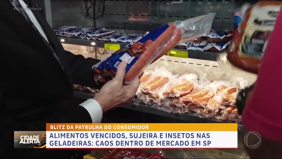 Patrulha do Consumidor: Blitz acha até insetos junto com alimentos em supermercado