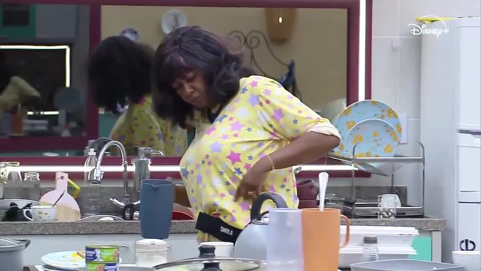 Sheila reclama da desorganização da cozinha na Casa do Trampo | Casa do Patrão