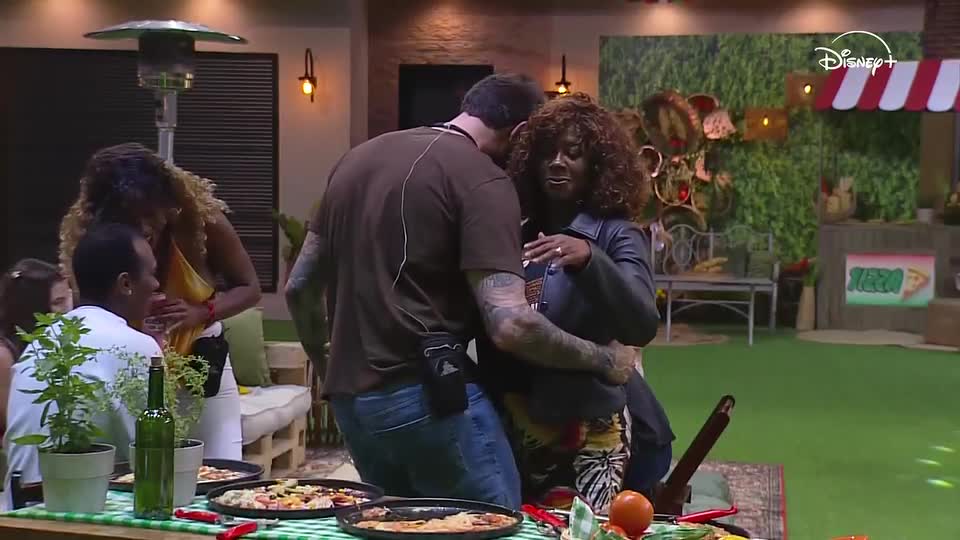 Loba! Sheila dança coladinha em Jackson e ensina: 'Não é rápido, é na malemolência' | Casa do Patrão